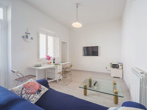 Water, Sky, Swimming Pool, Plant, Azure, Blue, Tree, Outdoor Furniture, Building, Shade