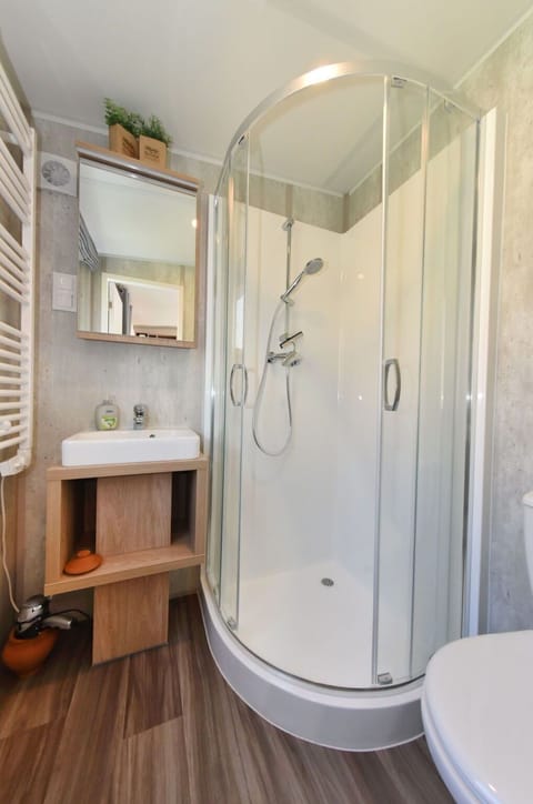 Tap, Plumbing Fixture, Shower Head, Building, Bathroom, Shower, Interior Design, Shower Bar, Door