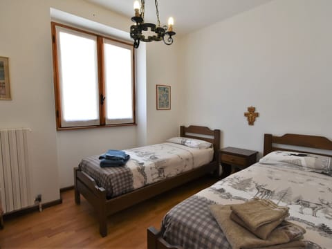 Furniture, Building, Window, Picture Frame, Comfort, Wood, Lighting, Bed Frame, Interior Design, Flooring