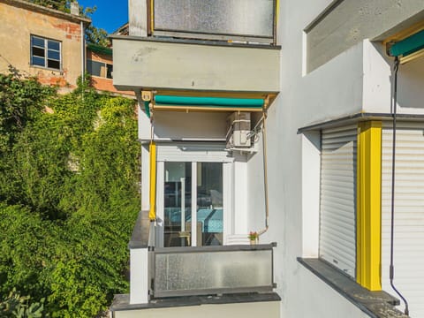 Daytime, Property, Window, Azure, Building, Neighbourhood, Residential Area, Urban Design, Wood, Real Estate