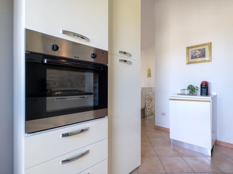 Kitchen Appliance, Major Appliance, Kitchen, Wood, Flooring, Cabinetry, Interior Design, Home Appliance, Countertop, Floor