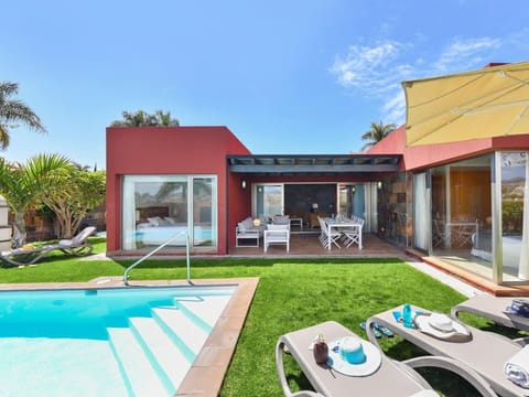 Water, Sky, Swimming Pool, Tree, Azure, Outdoor Furniture, Sunlounger, Leisure, Shade, Arecales