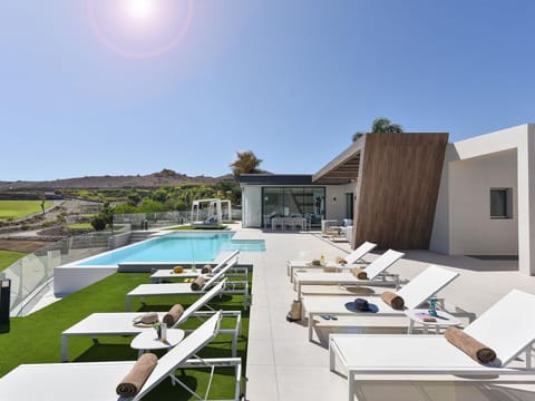 Water, Building, Property, Sky, Plant, Tree, Window, Leisure, Urban Design, Swimming Pool