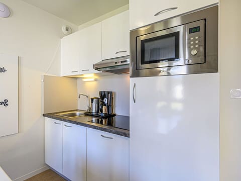 Cabinetry, Kitchen Appliance, Home Appliance, Kitchen Stove, Countertop, Kitchen, Building, Wood, Major Appliance, Interior Design