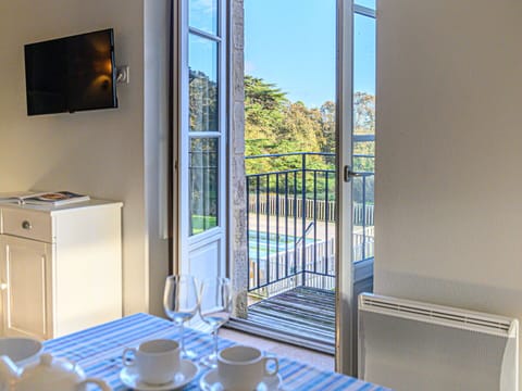 Table, Building, Tableware, Property, Furniture, Sky, Window, Dishware, Azure, Drinkware