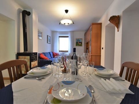 Table, Furniture, Tableware, Property, Chair, Decoration, Dishware, Tablecloth, Lighting, Textile