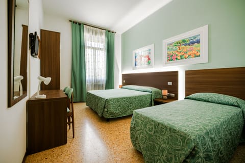 Triple Room | Desk, free WiFi, bed sheets