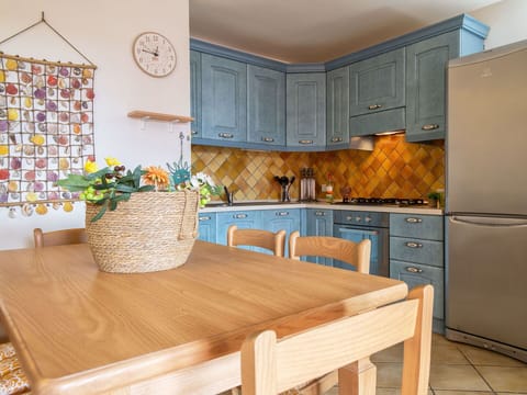 Property, Cabinetry, Furniture, Table, Countertop, Wood, Chair, Interior Design, Plant, Flooring