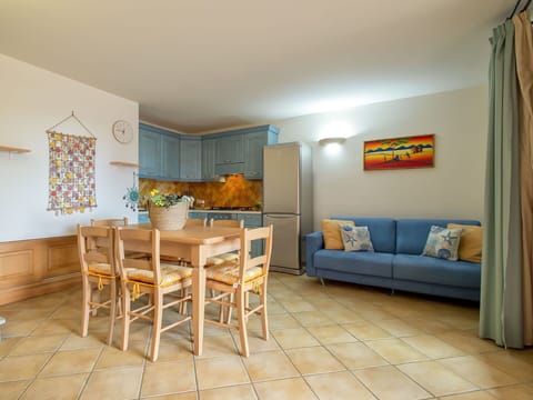 Furniture, Property, Table, Decoration, Houseplant, Wood, Plant, Flooring, Floor, Couch