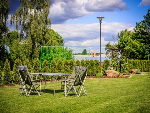 Cloud, Sky, Plant, Natural Landscape, Street Light, Shade, Outdoor Furniture, Tree, Land Lot, Grass