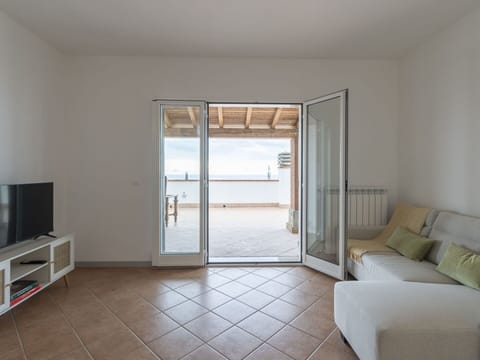 Wood, Building, Shade, Comfort, Flooring, Hardwood, Laminate Flooring, Ceiling, Door