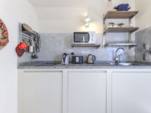 Tap, Cabinetry, Kitchen Sink, Countertop, Sink, Tableware, Kitchen Stove, Kitchen, Picture Frame, Kitchen Appliance