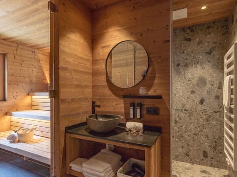 Mirror, Building, Plumbing Fixture, Tap, Wood, Interior Design, Sink, Floor, Flooring, Shelf