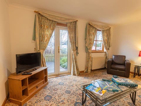 Furniture, Property, Building, Window, Table, Wood, Interior Design, Comfort, Cabinetry, Floor