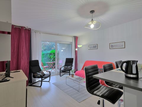 Furniture, Property, Table, Chair, Building, Lighting, Interior Design, Comfort, Curtain, Flooring