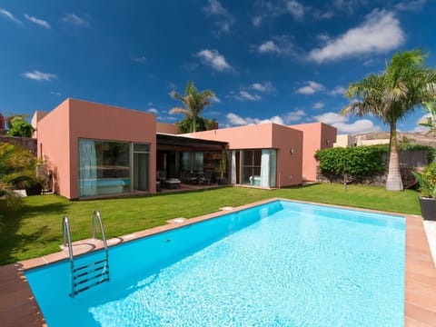 Building, Cloud, Sky, Plant, Daytime, Property, Window, Water, Swimming Pool, Azure