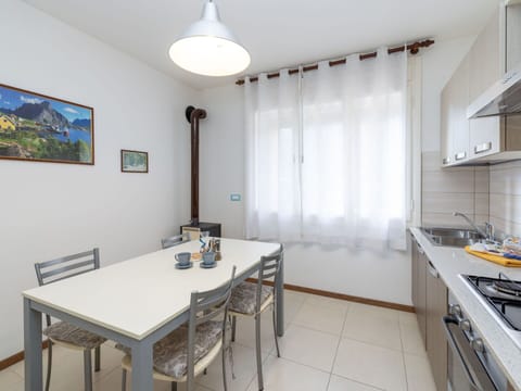 Building, Sky, Cloud, Daytime, Property, Window, Urban Design, Neighbourhood, Residential Area, City