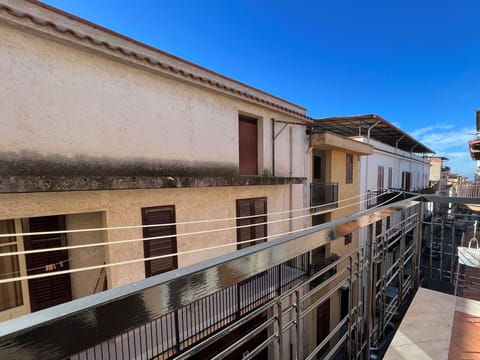 Sky, Plant, Building, Window, Tree, Swimming Pool, House, Residential Area, Leisure, Urban Design