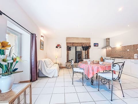 Bathtub, Plumbing Fixture, Jacuzzi, Hardwood, Wood Stain, Bathroom, Houseplant, Deck, Backyard