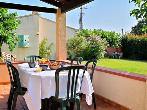 Plant, Furniture, Property, Table, Tableware, Chair, Sky, Building, Wood, Interior Design