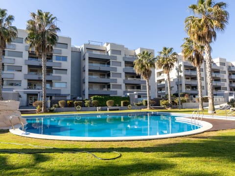 Water, Building, Plant, Sky, Property, Daytime, Window, Azure, Tree, Swimming Pool