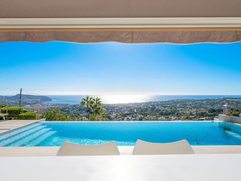 Sky, Plant, Building, Window, Tree, Swimming Pool, House, Residential Area, Leisure, Urban Design