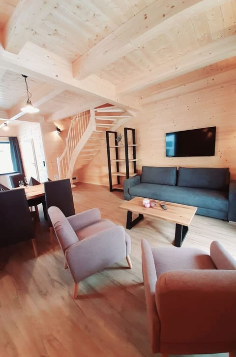 Wheel, Car, Sky, Cloud, Building, Property, Window, Snow