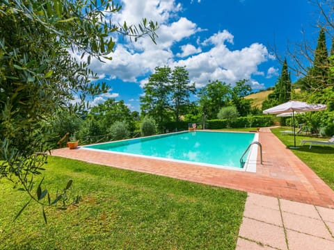 Water, Cloud, Plant, Sky, Swimming Pool, Tree, Natural Landscape, Shade, Building, Rectangle