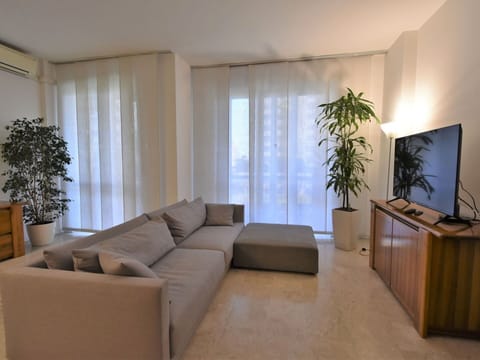 Plant, Property, Furniture, Couch, Interior Design, Comfort, Houseplant, Shade, Wood, Floor