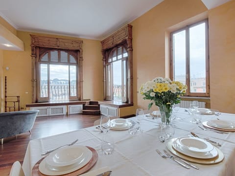 Table, Tableware, Furniture, Property, Window, Dishware, Flower, Plant, Interior Design, Drinkware