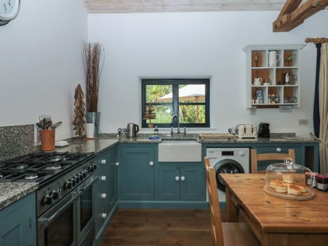 Cottage | Private kitchen | Fridge, dishwasher, electric kettle, toaster