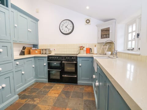 Dishwasher, electric kettle, cookware/dishes/utensils