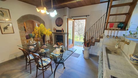 Furniture, Property, Picture Frame, Chair, Table, Houseplant, Interior Design, Wood, Floor, Real Estate