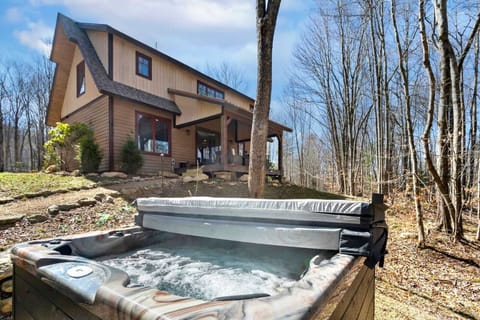 Hot Tub in a Peaceful Wooded Setting