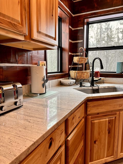 4-slice toaster, garbage disposal, blender, & much more in well stocked kitchen