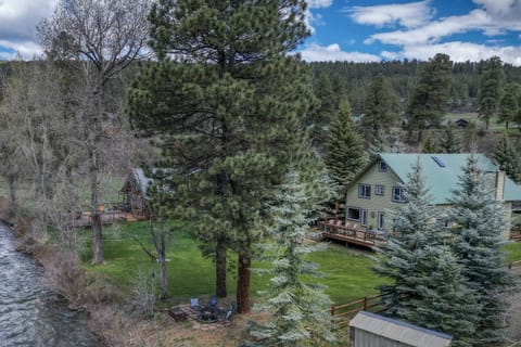 San Juan River House sleeps 10 and sits directly on the river. Downtown Pagosa & The Hot Springs are 10 mins away and Wolf Creek is just 18 miles!