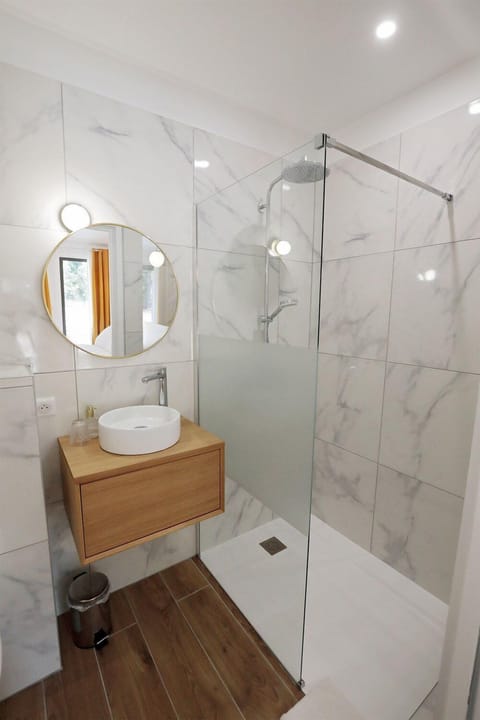 Comfort Double Room, 1 Queen Bed | Bathroom | Towels