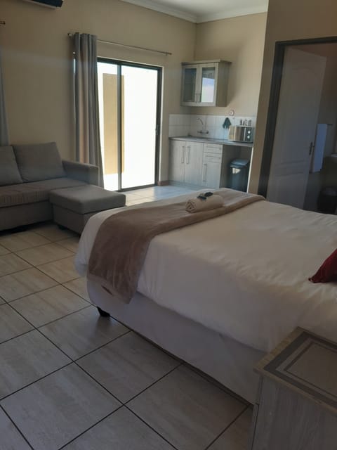 Business Double Room | Iron/ironing board (on request), WiFi (free), bed sheets