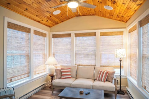 Sun-filled 4-season room – Perfect for reading or listening to music with built-in speakers.