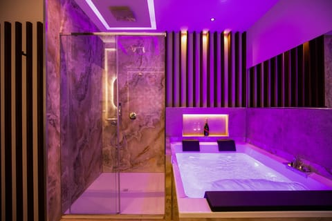 Suite Prestige With Jacuzzi Déco | Private spa tub