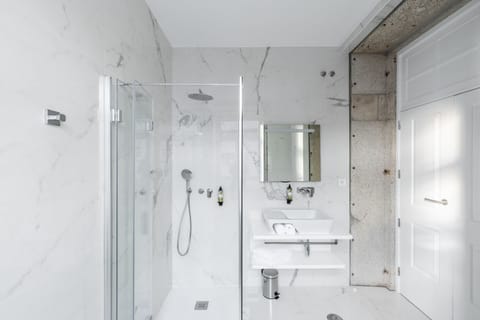 Standard Double Room | Bathroom | Shower, rainfall showerhead, towels