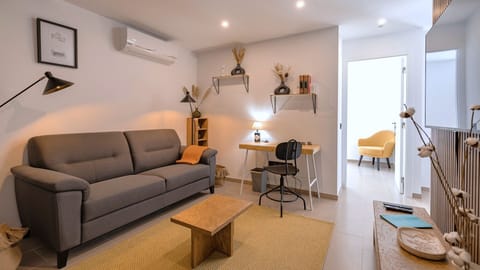 A beautifully decorated and homely space with AC, a comfortable sofa, and direct access to the kitchen and the single bedroom. #home #comfort #airbnb #lisbon