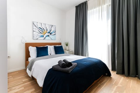Premium Apartment | Laptop workspace, blackout drapes, iron/ironing board