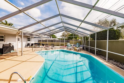 🏊 Heated private pool in a screened lanai (bug-free!)