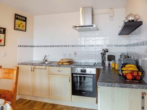 Kitchen area | Golygfa Hudol - Llwynhudol Vineyard Cottages, Pwllheli