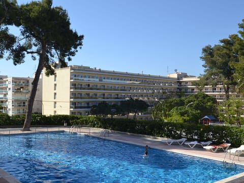 Water, Building, Sky, Property, Plant, Tree, Swimming Pool, Window, Urban Design, Leisure