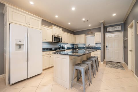 Kitchen | Granite Countertops | Island Seating