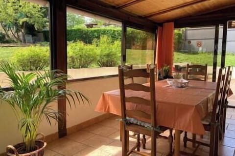 The veranda (south side) with its table for 6 people overlooking the garden