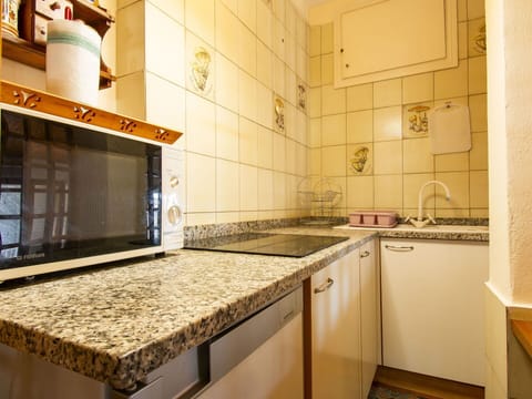 Building, Daytime, Sky, Plant, Tree, Arecales, Fence, Terrestrial Plant, Urban Design, Woody Plant