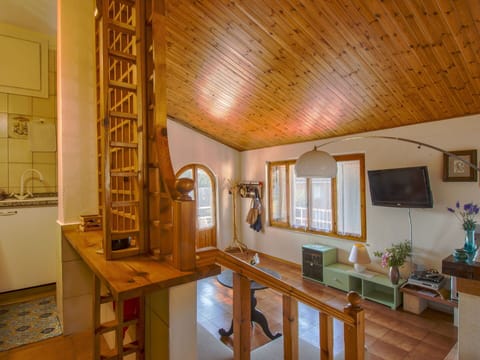 Building, Daytime, Sky, Plant, Tree, Arecales, Fence, Terrestrial Plant, Urban Design, Woody Plant